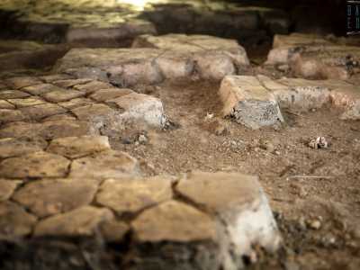 Quest�ultimo pavimento � infatti composto da grandi e spesse tessere del X secolo, facenti parte della pi� antica chiesa di Sant�Angelo di Mammacaro